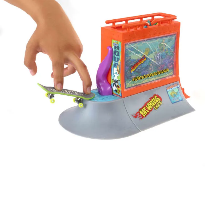 Hot Wheels Skate Drop In Skate Aquarium Skatepark Playset