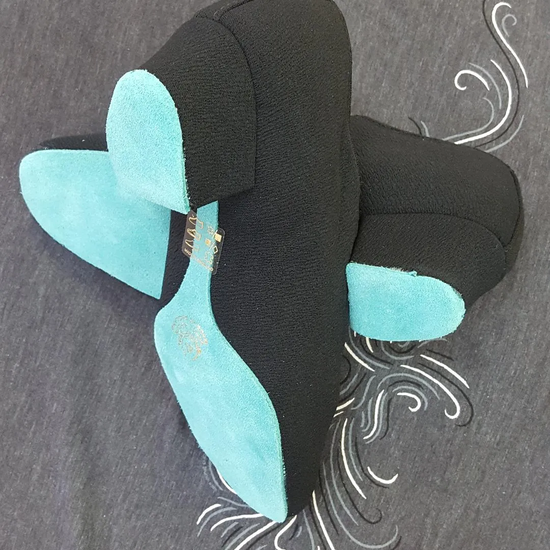 International Heather Split- Black Lycra w/Blue or Pink Soles